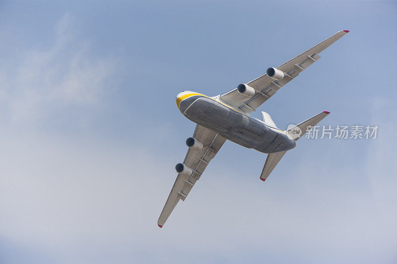 Antonov An-124鲁斯兰大型货机正在飞行中